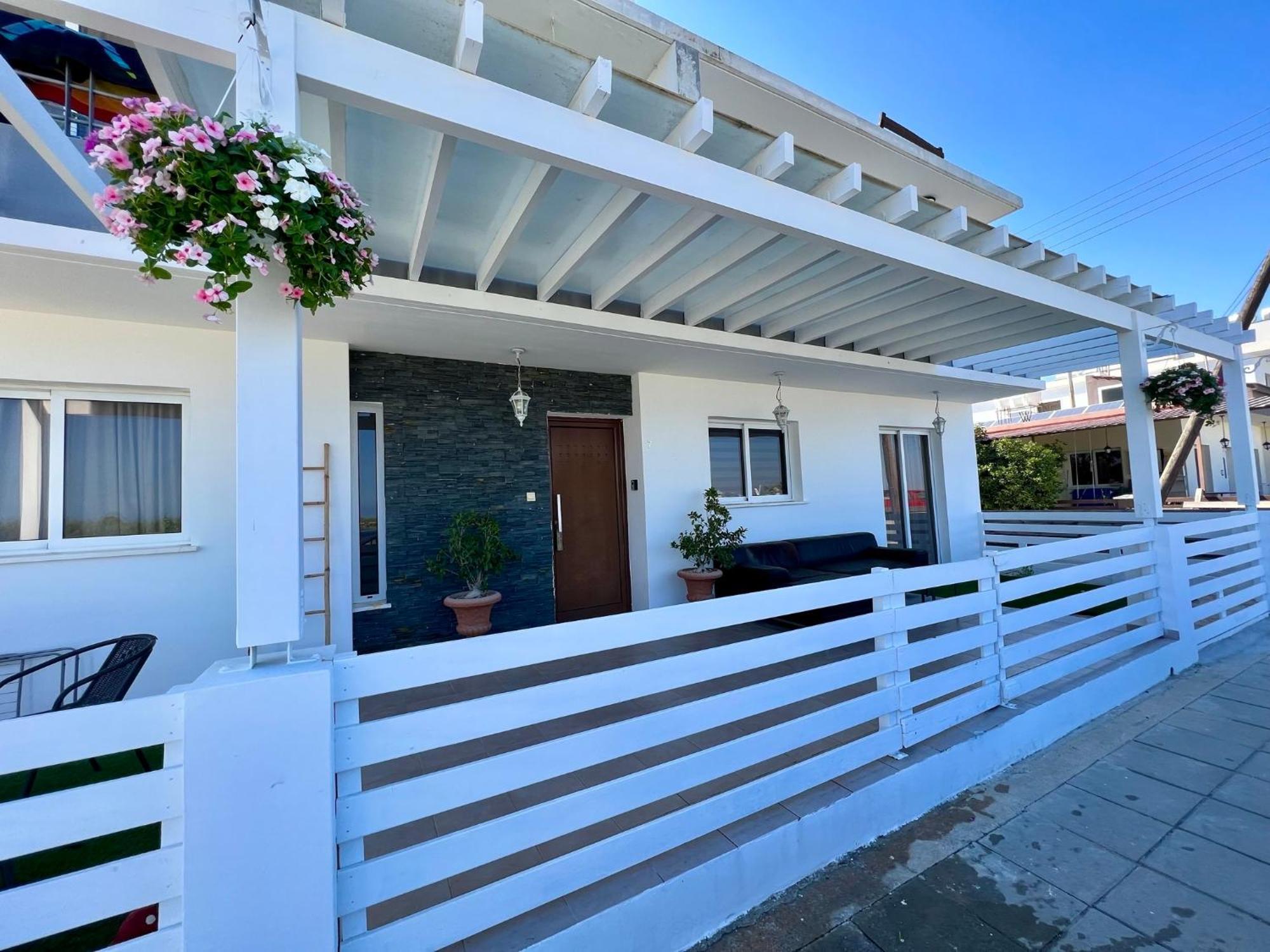 Fat Cow Apartments Ларнака Екстер'єр фото